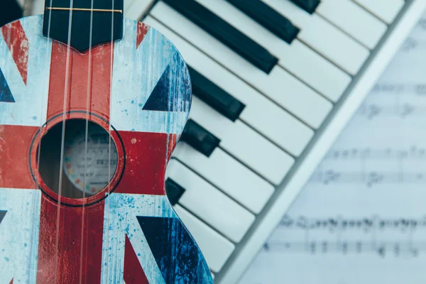 Ukulele y teclas de piano — Foto de Stock