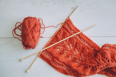 Örgü yün ve iğneler ahşap masa