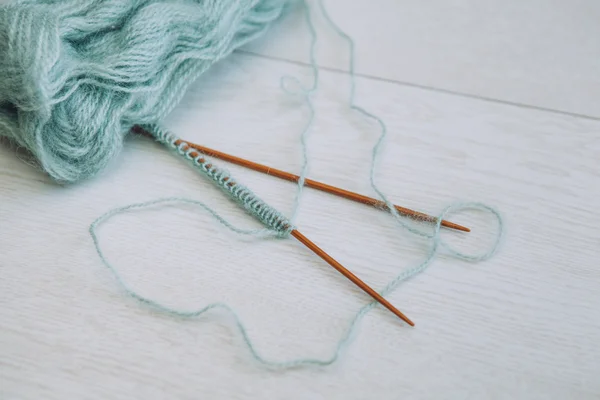 Teal wool and knitting needles — Stock Photo, Image