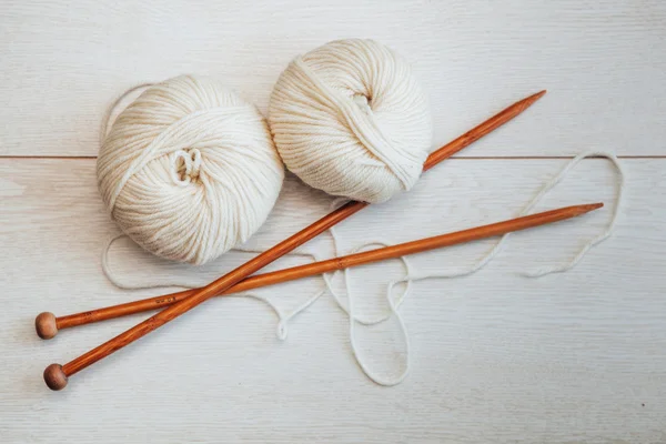 Bolas de fios de lã branca e agulhas de bambu — Fotografia de Stock