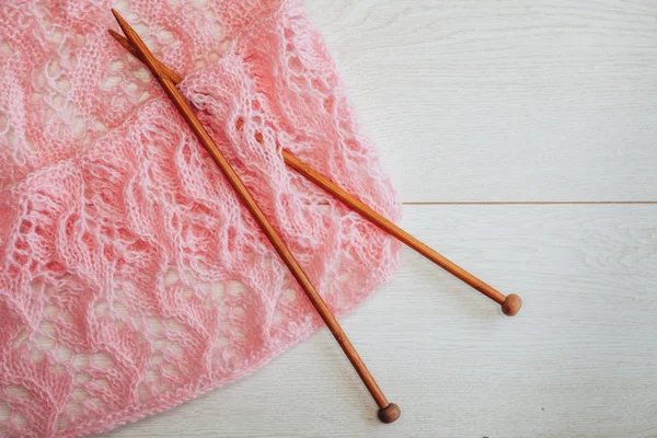 Pink knitted scarf and needles — Stock Photo, Image