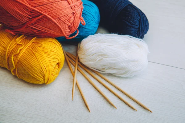 Colorful wool balls and bamboo needles — Stock Photo, Image