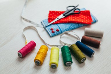 Makas ve çok renkli biriktiricileri dikiş ile kırmızı kumaş