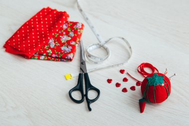 Makas ve düğmeleri ile kırmızı kumaş