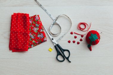 Makas ve düğmeleri ile kırmızı kumaş