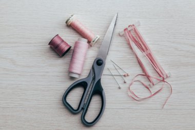 İş parçacığı biriktiricileri makasla dikiş pembe