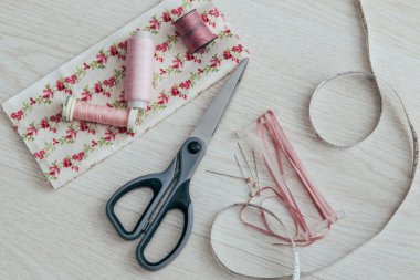 İş parçacığı biriktiricileri bez ve makas ile dikiş pembe