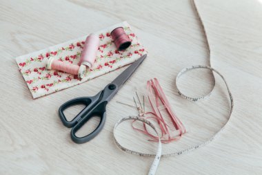 İş parçacığı makaralar ile kumaş dikiş pembe