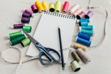 Defter ve dikiş makaralar