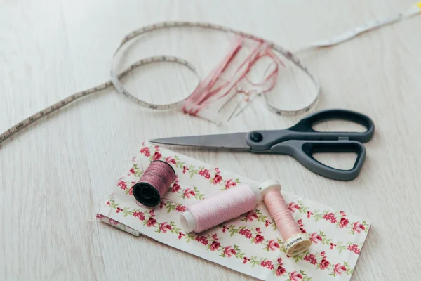 Carretéis de linha de costura rosa com pano — Fotografia de Stock