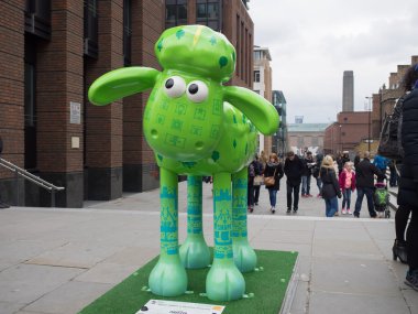 Aardmen'ın Shaun koyun karakter Londra etrafında ekranda