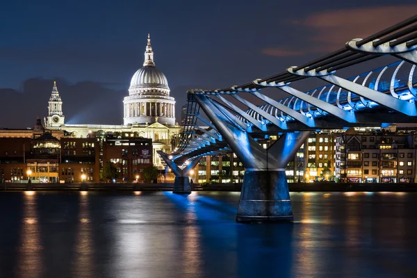 St Pauls, Millenium Bridge — Stockfoto