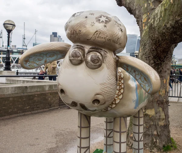 Aardmen'ın Shaun koyun karakter Londra etrafında ekranda