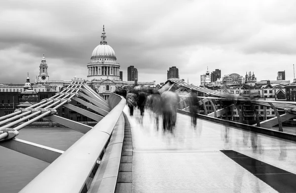Millenium bridge ve st pauls