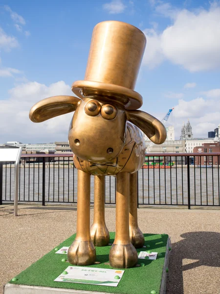 Shaun Aardmen w postaci owiec na wystawie w Londynie — Zdjęcie stockowe