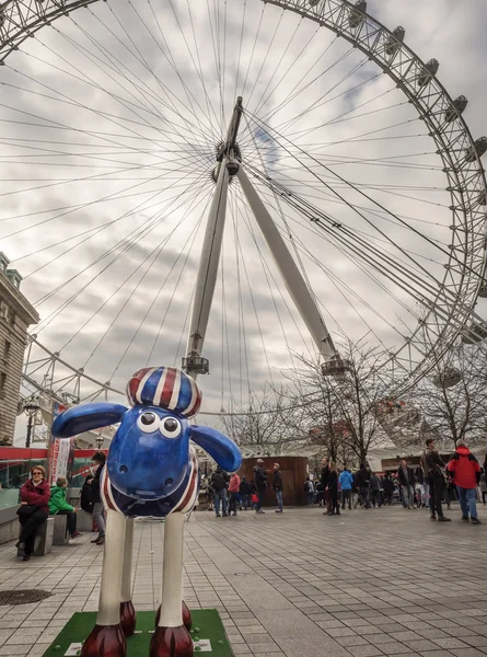 Aardmen's Shaun fåren tecknen visas runt London — Stockfoto