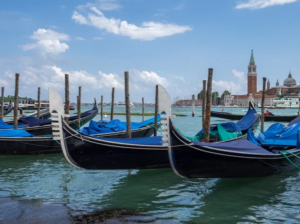 Βενετία, Ιταλία - 21 Μαΐου 2105: γόνδολες αγκυροβολημένο σχετικά με τη λιμνοθάλασσα, με — Φωτογραφία Αρχείου