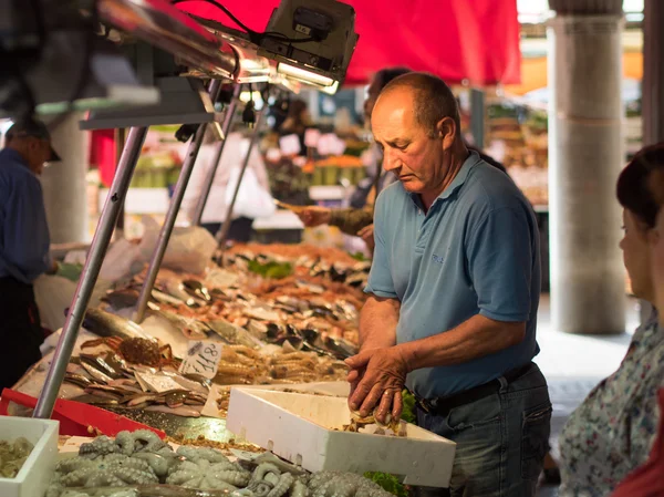 Venecia, Italia - 20 de mayo de 2105: Rialto mercados de pescado . Imagen De Stock