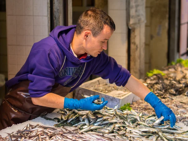 Venecia, Italia - 22 de mayo de 2105: Rialto mercados de pescado . Fotos De Stock Sin Royalties Gratis