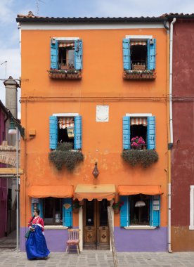 Burano, İtalya - 21 Mayıs 2015: Bina açık renklerle boyalı. Bir t