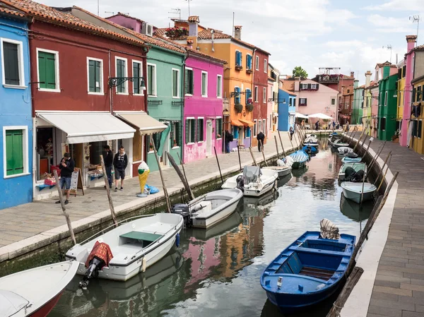 Burano, İtalya - 21 Mayıs 2015: binalar ve kanallar boyanmış