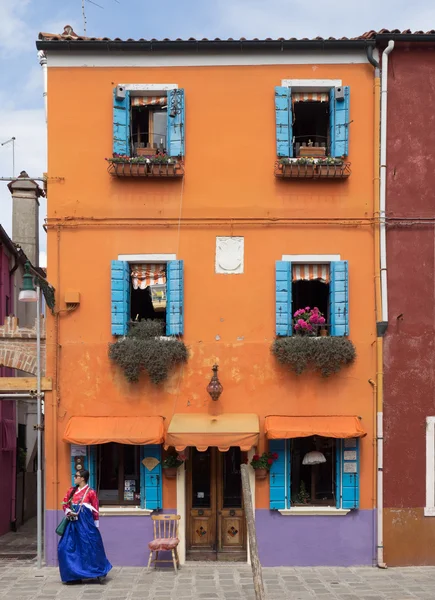 Burano, Italien - 21 maj 2015: ljust målade byggnad. En av t Royaltyfria Stockbilder