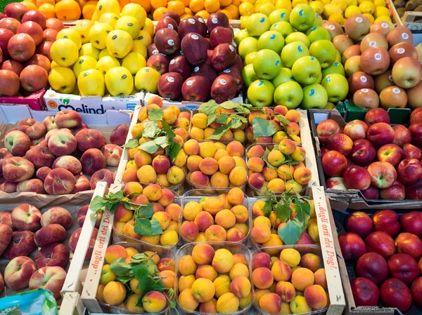 Frukt display på marknaden Stockbild