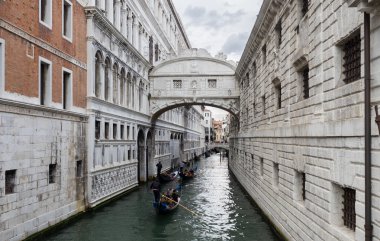 Venice, İtalya - 21 Mayıs 2015: köprünün altından geçen gondol
