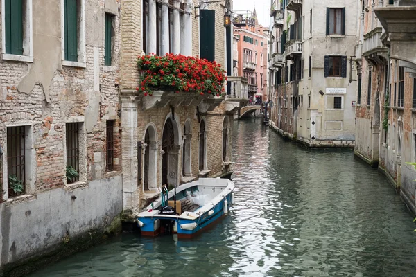 Venecia, Italia - 22 de mayo de 2105: Vista de un canal lateral y un edificio antiguo — Foto de Stock