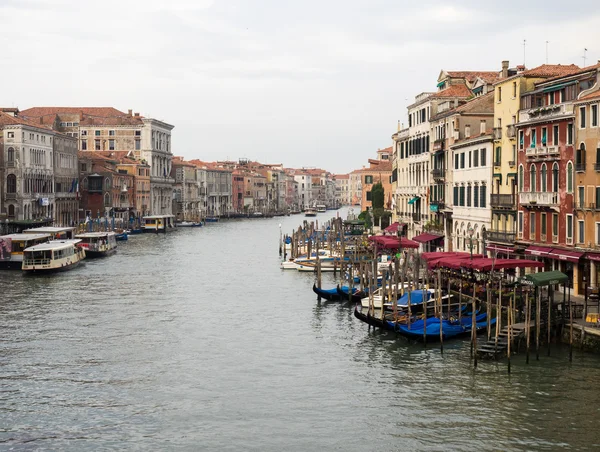 Venecia, Italia - 20 de mayo de 2105: Vista del Gran Canal, y buildi — Foto de Stock
