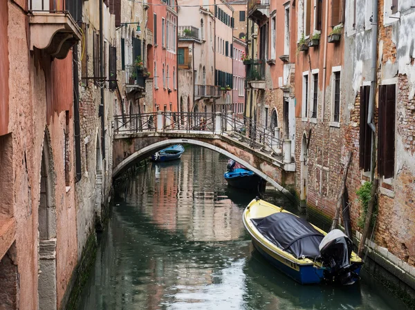 Venecia, Italia - 22 de mayo de 2105: Vista de un canal lateral y un edificio antiguo — Foto de Stock