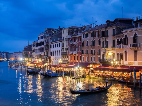 Venecia, Italia - 20 de mayo de 2105: Vista desde el puente de Rialto al atardecer — Foto de Stock