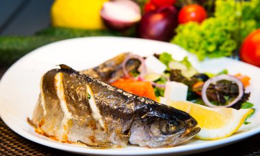 Alabalık Yunan salatası ile