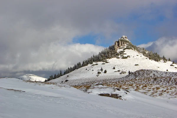 Pico rochoso no tempo de inverno, Eslováquia — Fotografia de Stock