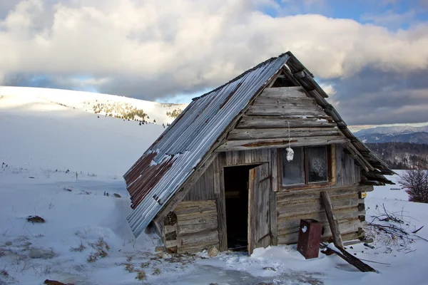 Verlaten Onderdak in winter bergen, Slowakije — Stockfoto
