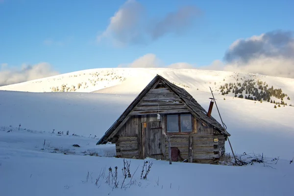 Vieja cabaña de montaña en invierno, Eslovaquia Imagen De Stock