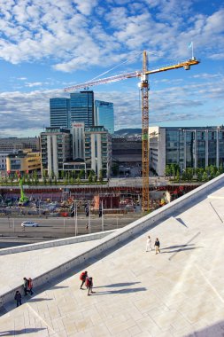 Oslo ve modern şehir merkezi arka planda, 28. Haziran 2016 yılında opera binası çatı