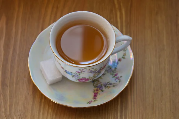 Чашка чая фарфора с рисунком цветов, с кубиками сахара — стоковое фото