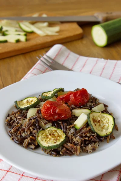 Kabak, domates ve kırmızı biber ile yabani pirinç