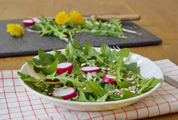 Karahindiba, Ayçekirdeği ve turp yaprakları tarafından yapılmış salata