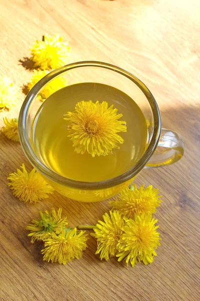 Dandelion tea with dandelion flowers — Stock Photo, Image