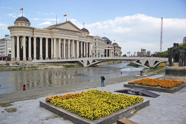 Skopje, Makedonya - Arkeoloji Müzesi ve bahçede çiçek şehir merkezi