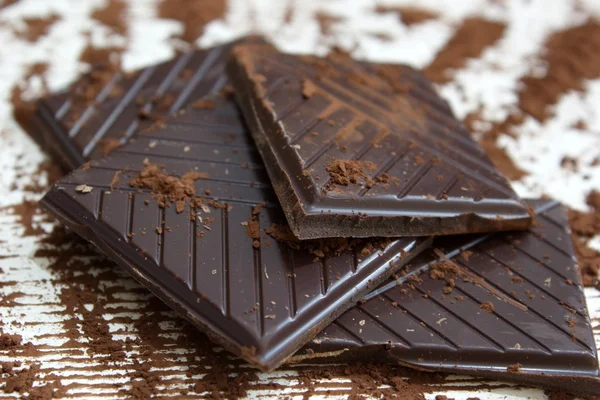 Çikolata tozu ile koyu çikolata parçaları