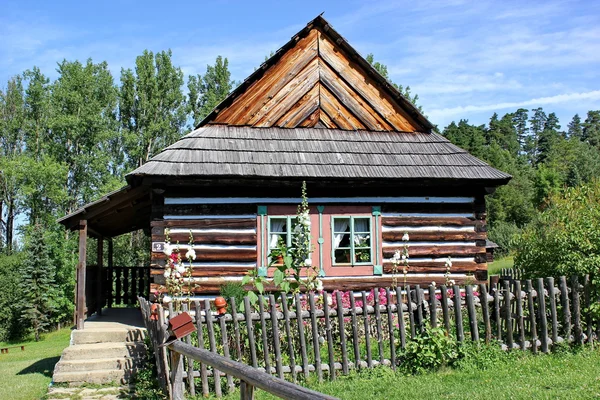 Tradizionale casa in legno della regione nord-est della Slovacchia, museo all'aperto a Stara Lubovna — Foto Stock