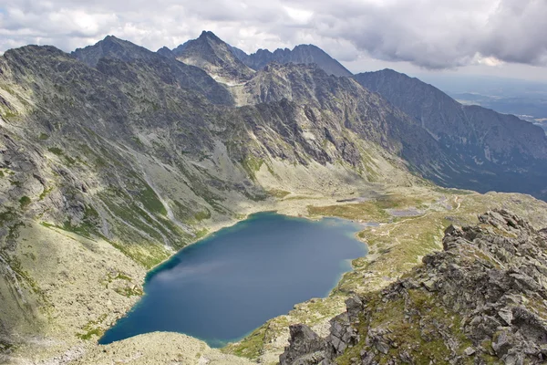 Yüksek Tatras ve göl Hincovo pleso, Slovakya doruklarına