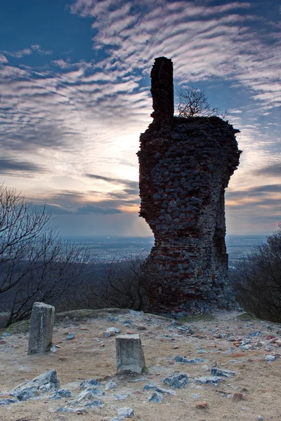 Parte del castello in rovina alla luce del tramonto — Foto Stock