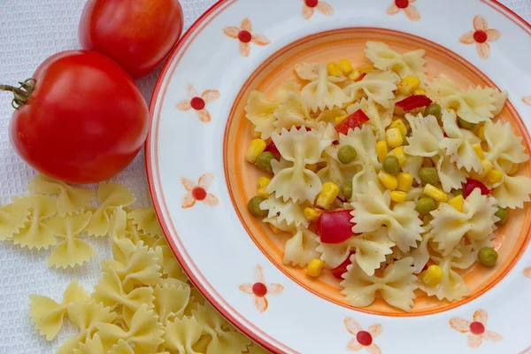 Mısır, bezelye, domates ve baharat ile Farfalle