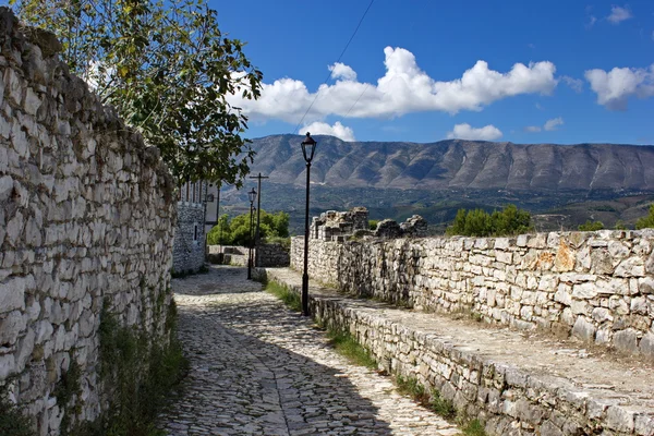 Kőfalak, régi erőd és a hegyek a háttérben, Berat, Albánia — Stock Fotó