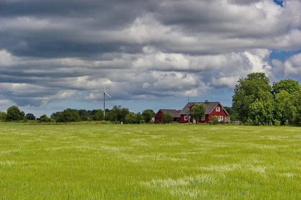 Paisagem com casa rural estoniana e céu nublado — Fotografia de Stock