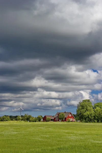 geleneksel Estonya kırsal ev üzerinde bulutlu gökyüzü